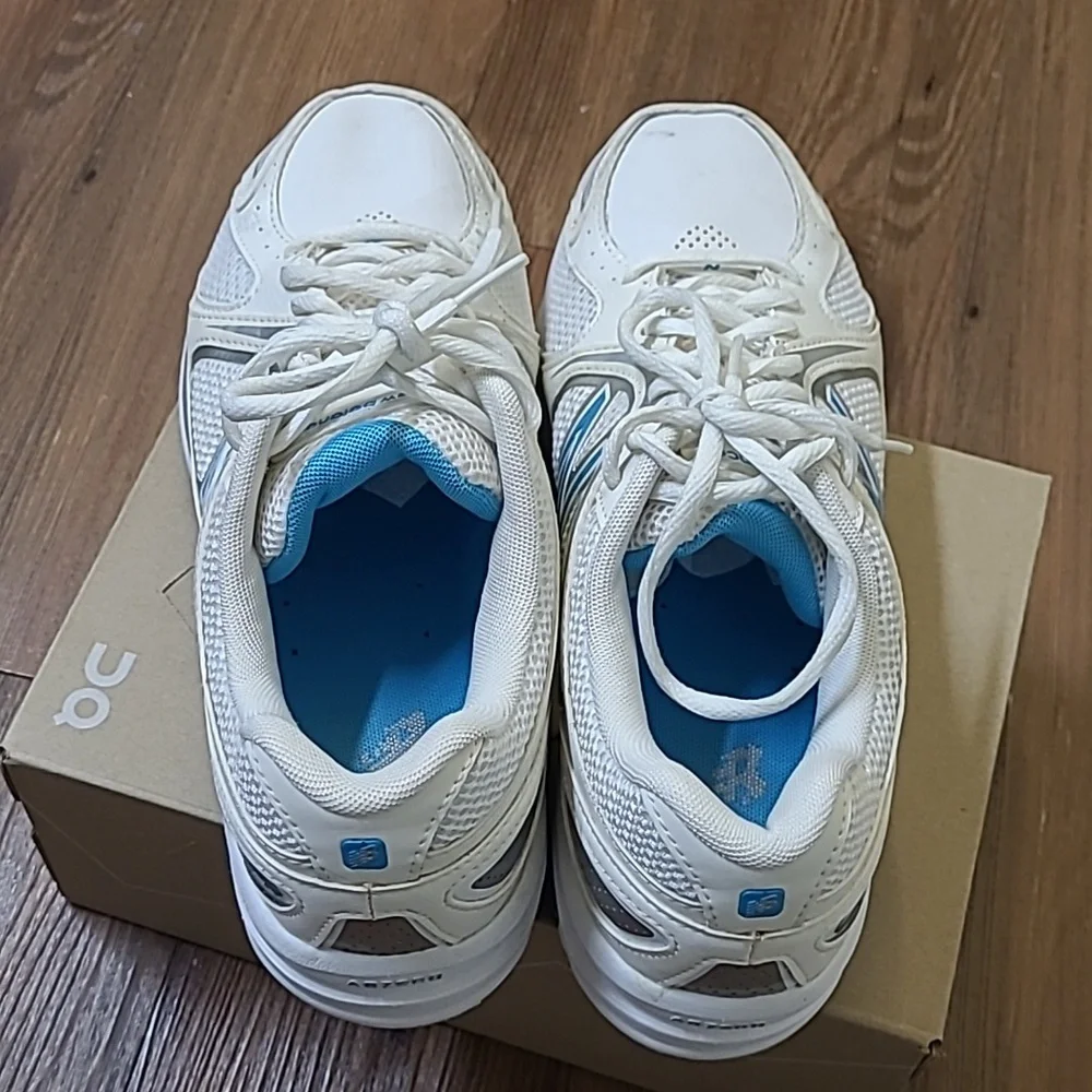 New Balance White and Sky Blue Athletic Shoes for women zise 10 used good condit